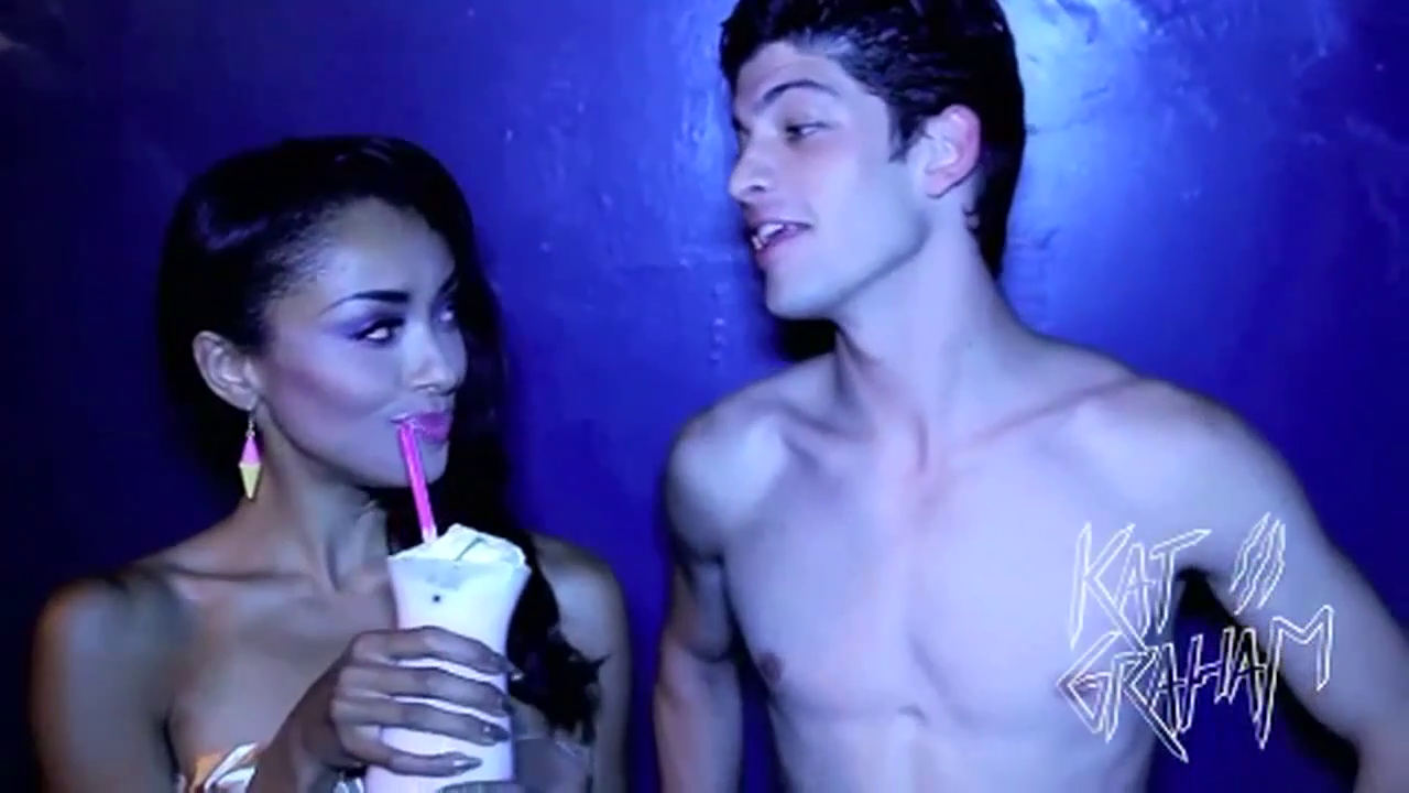 VampireDiariesWorld-dot-org_SassyMilkshake_Mashup-Captures00150.png