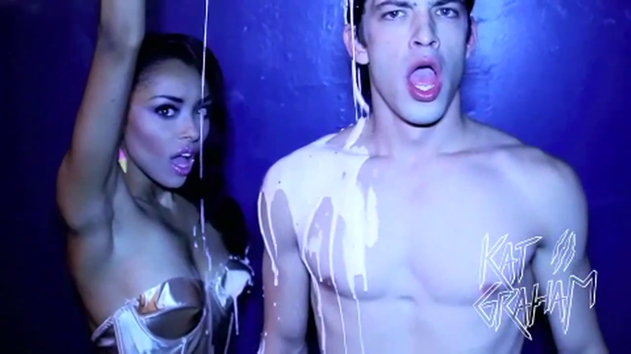 VampireDiariesWorld-dot-org_SassyMilkshake_Mashup-Captures00191.png