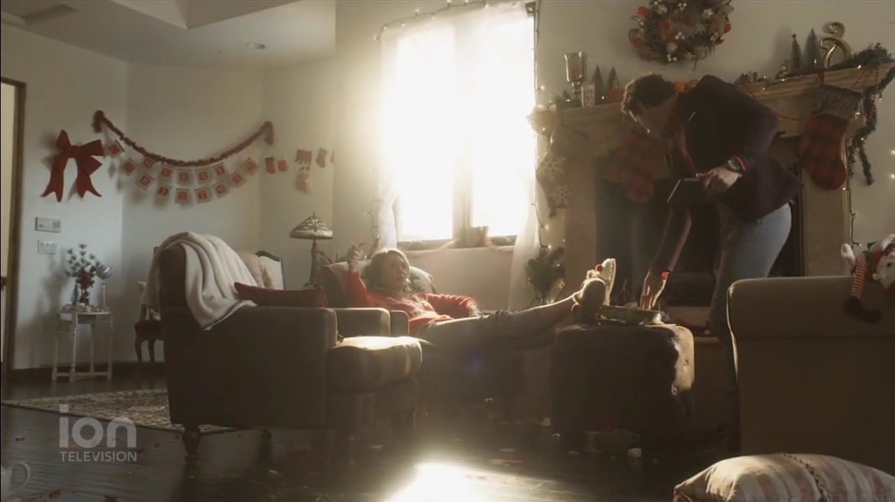 VampireDiariesWorld-dot-nl_ABeautyAndTheBeastChristmas0515.jpg