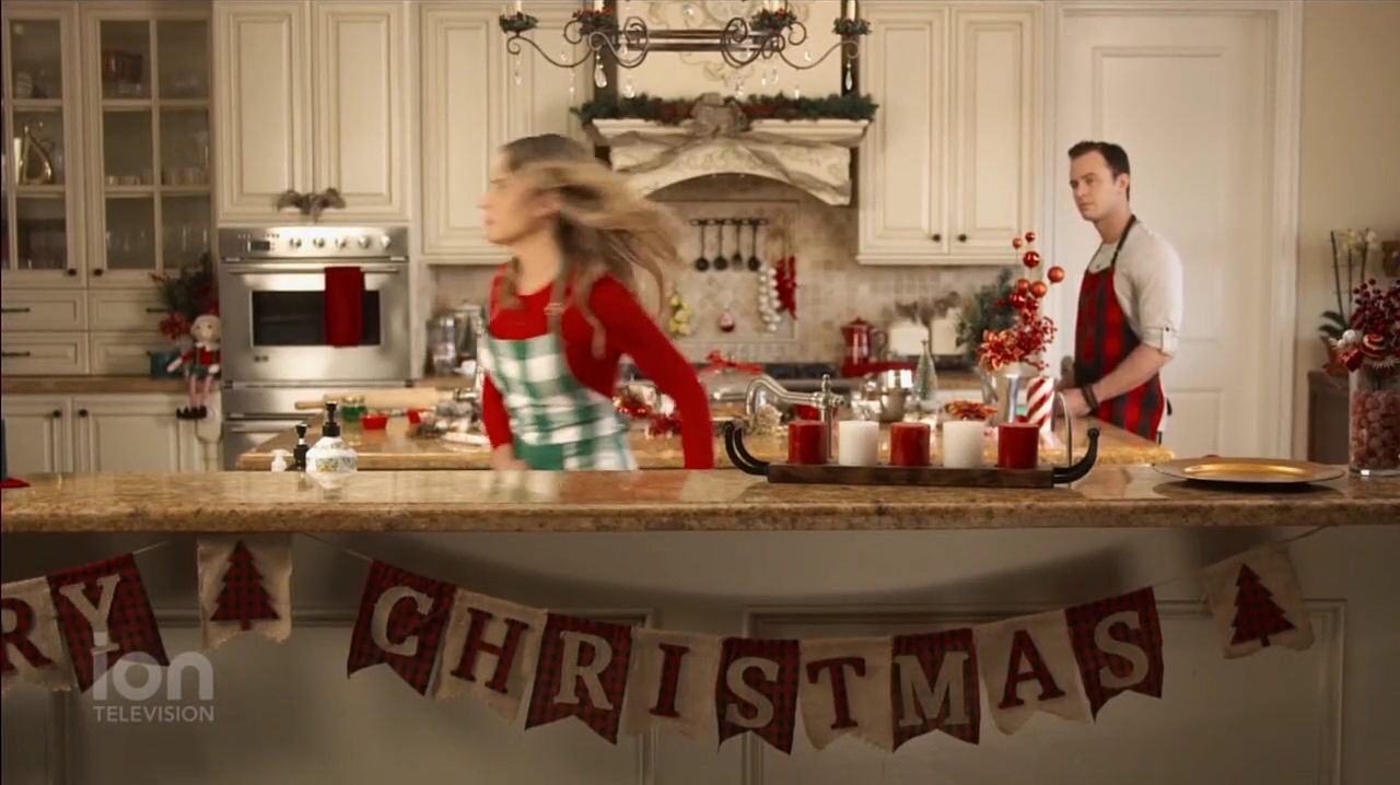 VampireDiariesWorld-dot-nl_ABeautyAndTheBeastChristmas1970.jpg