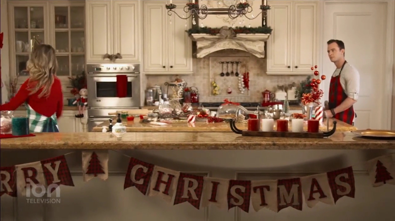 VampireDiariesWorld-dot-nl_ABeautyAndTheBeastChristmas1971.jpg