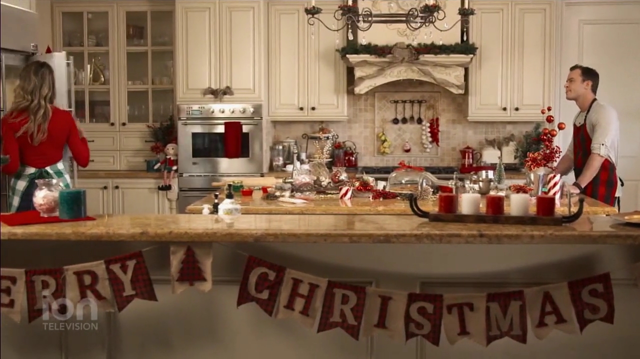 VampireDiariesWorld-dot-nl_ABeautyAndTheBeastChristmas1972.jpg