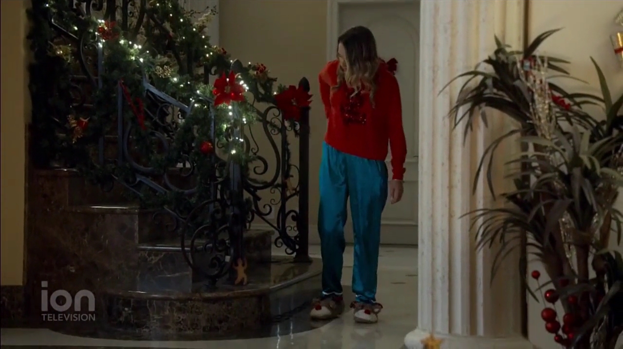 VampireDiariesWorld-dot-nl_ABeautyAndTheBeastChristmas2450.jpg