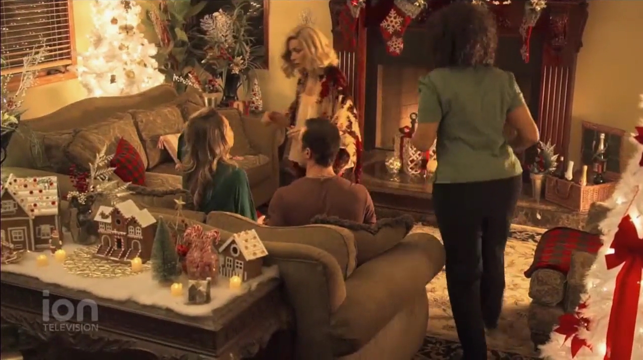 VampireDiariesWorld-dot-nl_ABeautyAndTheBeastChristmas4829.jpg