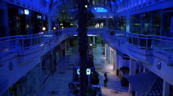 vampirediariesworld-dot-org_AmericanMall00048.png