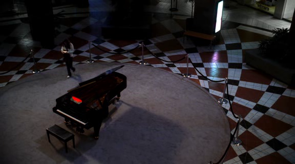 vampirediariesworld-dot-org_AmericanMall00059.png
