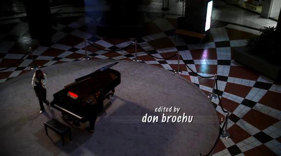 vampirediariesworld-dot-org_AmericanMall00062.png