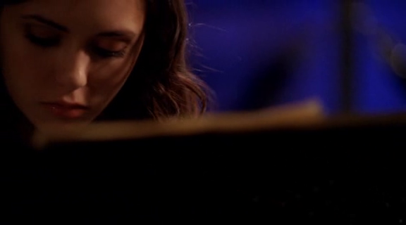 vampirediariesworld-dot-org_AmericanMall00071.png