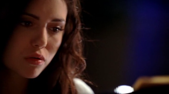 vampirediariesworld-dot-org_AmericanMall00103.png