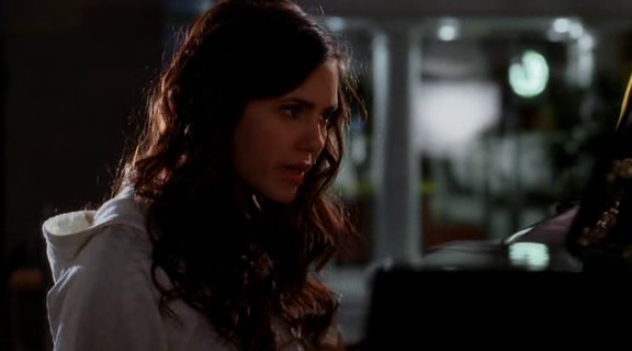 vampirediariesworld-dot-org_AmericanMall00107.png