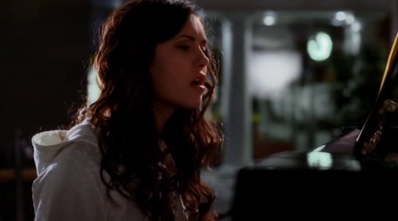 vampirediariesworld-dot-org_AmericanMall00108.png
