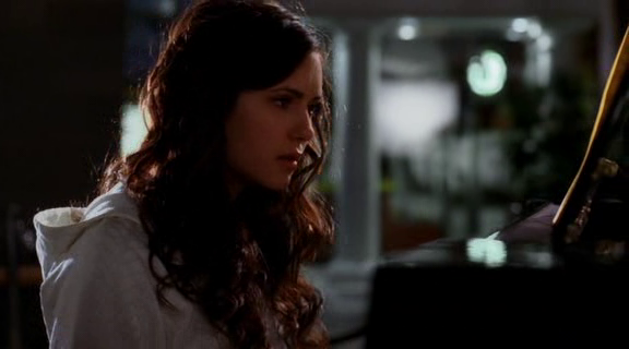 vampirediariesworld-dot-org_AmericanMall00109.png