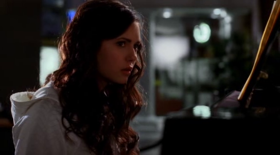 vampirediariesworld-dot-org_AmericanMall00110.png