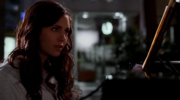 vampirediariesworld-dot-org_AmericanMall00135.png