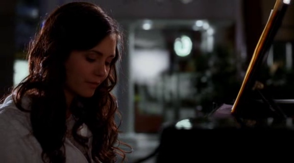 vampirediariesworld-dot-org_AmericanMall00136.png