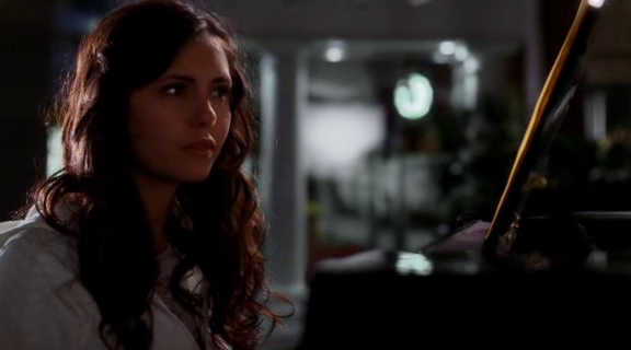 vampirediariesworld-dot-org_AmericanMall00138.png