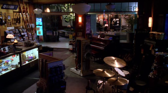 vampirediariesworld-dot-org_AmericanMall00229.png