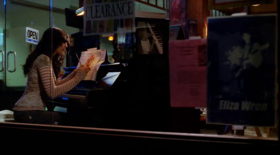 vampirediariesworld-dot-org_AmericanMall00248.png
