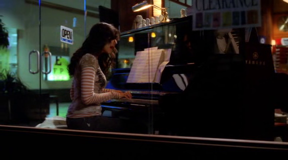 vampirediariesworld-dot-org_AmericanMall00255.png