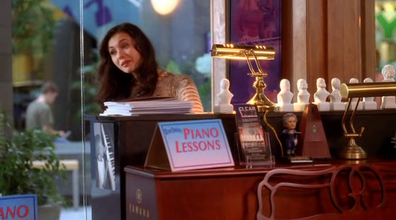 vampirediariesworld-dot-org_AmericanMall00274.png