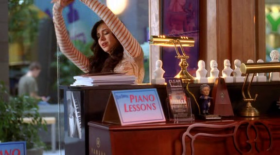 vampirediariesworld-dot-org_AmericanMall00276.png