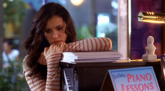 vampirediariesworld-dot-org_AmericanMall00313.png