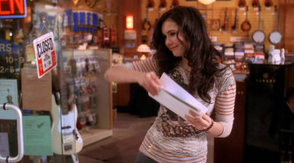 vampirediariesworld-dot-org_AmericanMall00602.png