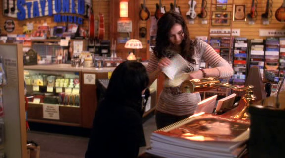 vampirediariesworld-dot-org_AmericanMall00629.png