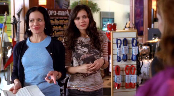 vampirediariesworld-dot-org_AmericanMall00652.png
