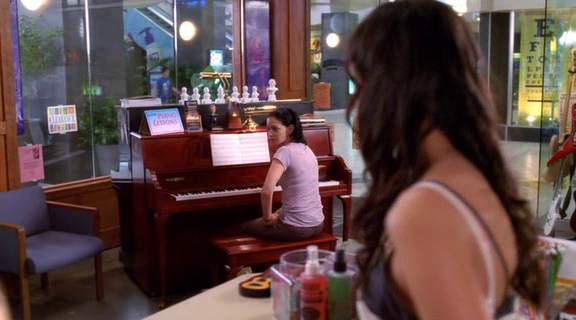 vampirediariesworld-dot-org_AmericanMall00714.png