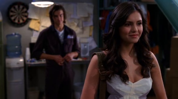 vampirediariesworld-dot-org_AmericanMall00900.png