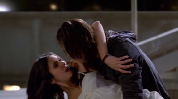 vampirediariesworld-dot-org_AmericanMall01047.png