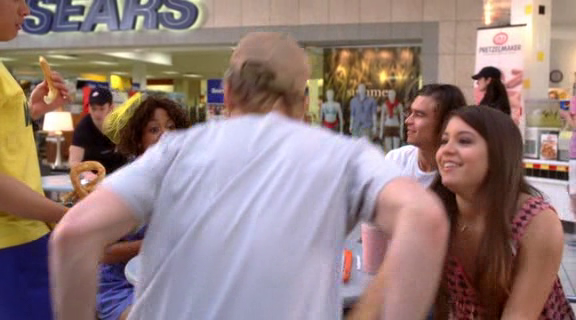 vampirediariesworld-dot-org_AmericanMall01243.png