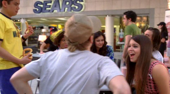 vampirediariesworld-dot-org_AmericanMall01244.png