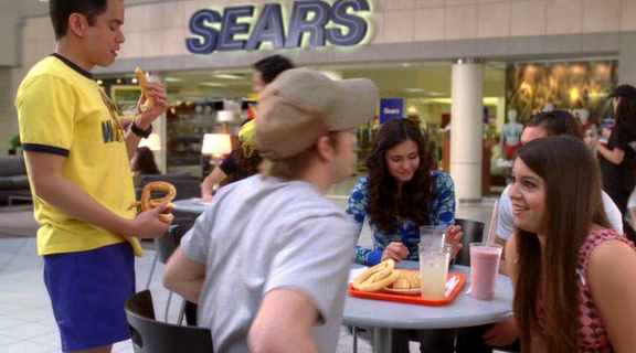 vampirediariesworld-dot-org_AmericanMall01245.png