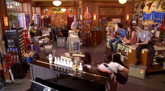 vampirediariesworld-dot-org_AmericanMall01251.png