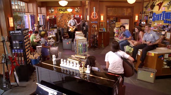 vampirediariesworld-dot-org_AmericanMall01257.png