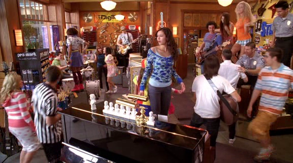 vampirediariesworld-dot-org_AmericanMall01280.png
