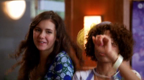 vampirediariesworld-dot-org_AmericanMall01307.png