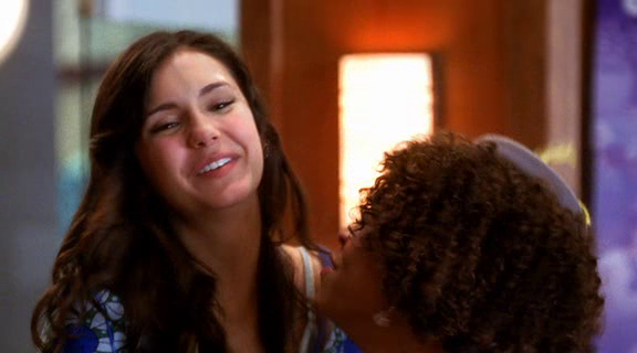 vampirediariesworld-dot-org_AmericanMall01310.png