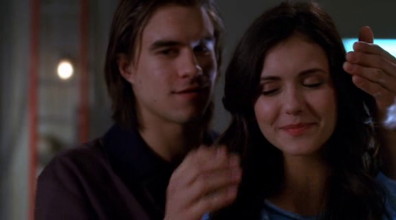 vampirediariesworld-dot-org_AmericanMall01456.png