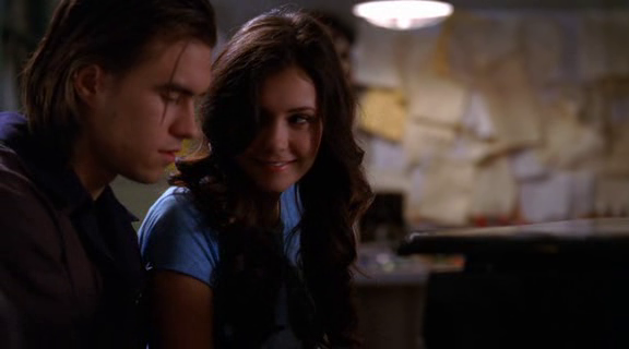 vampirediariesworld-dot-org_AmericanMall01478.png