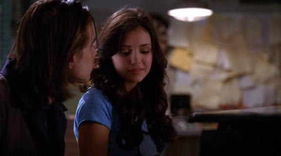 vampirediariesworld-dot-org_AmericanMall01483.png
