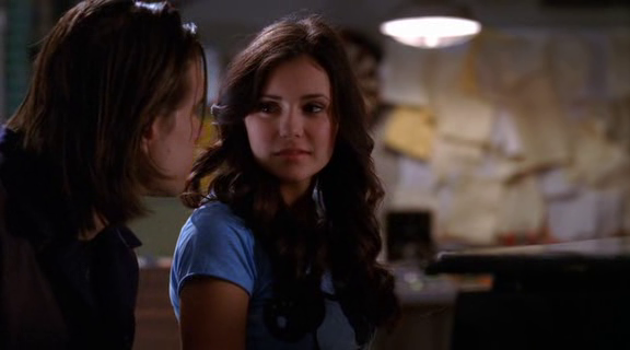 vampirediariesworld-dot-org_AmericanMall01484.png