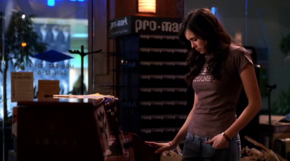 vampirediariesworld-dot-org_AmericanMall02081.png
