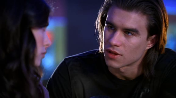 vampirediariesworld-dot-org_AmericanMall02288.png