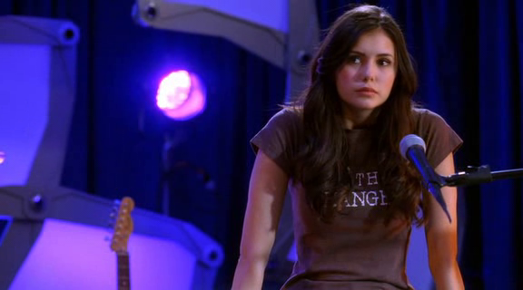 vampirediariesworld-dot-org_AmericanMall02370.png