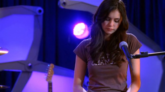 vampirediariesworld-dot-org_AmericanMall02383.png