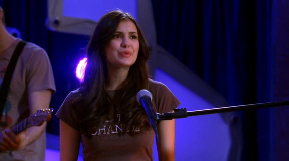 vampirediariesworld-dot-org_AmericanMall02434.png