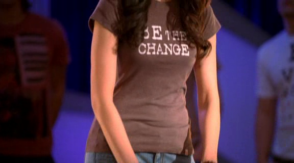 vampirediariesworld-dot-org_AmericanMall02491.png
